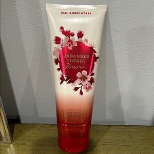 Bath & Body Works Japanese Cherry Blossom Hydrating Body Cream 8 oz.